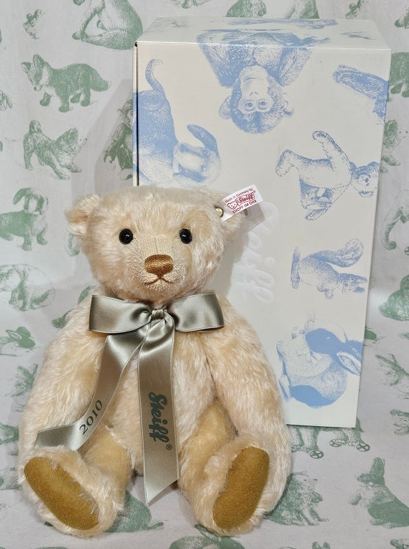 From The Steiff Archive: 2010 QVC Year Bear - 30cm - Number 12 - Image 3