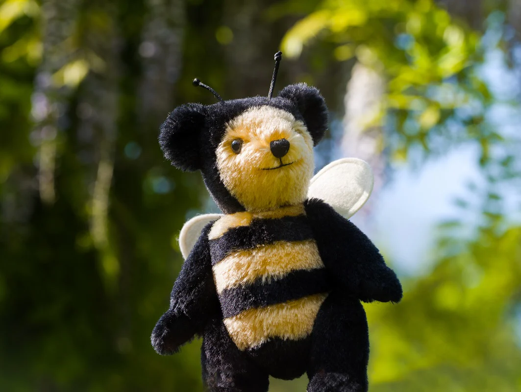 Little Bee Bear by Merrythought - 20cm - Image 4
